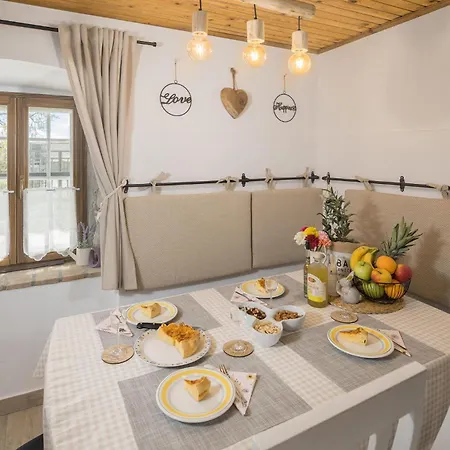 2 Bedroom Stunning In *